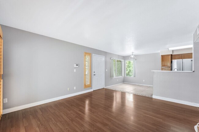 Foto del edificio - Move-In Ready Upstairs 2-Bedroom / 2-Bath Condo with an Open Layout