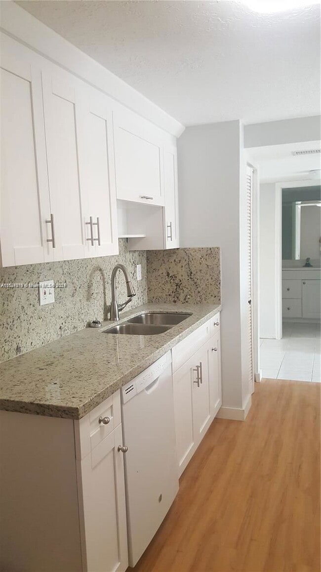 Photo - 430 Commodore Dr Apartment