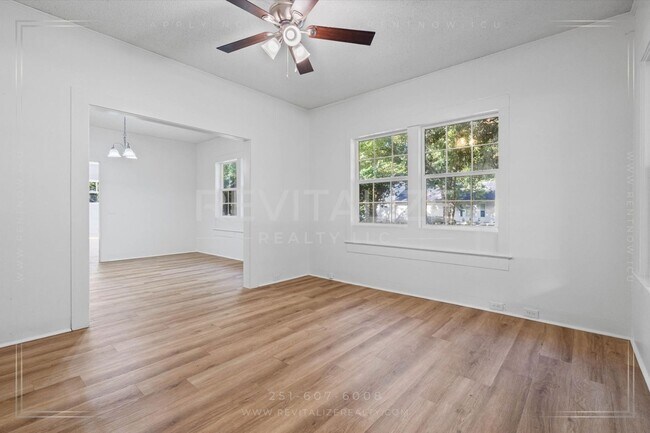 Foto del edificio - Updated 3 Bed 1 Bath with Large Fenced Yard