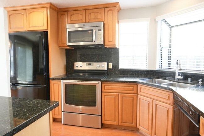 Building Photo - Bright and Updated 2 Bedroom+Den 2.5 Bath ...