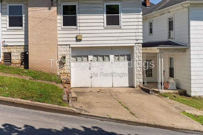 Building Photo - 300 Ash Ave