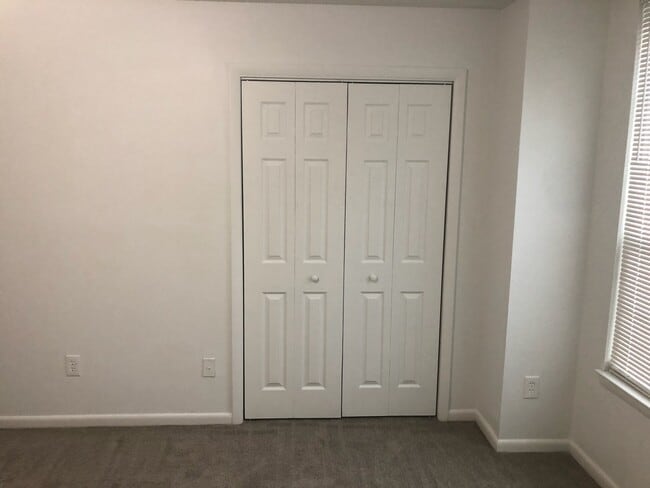 Building Photo - 5101 Glenwood Way