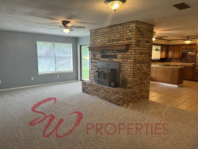 Foto del edificio - Charming 3 bedroom 2 bath on 2 acres within city limits!