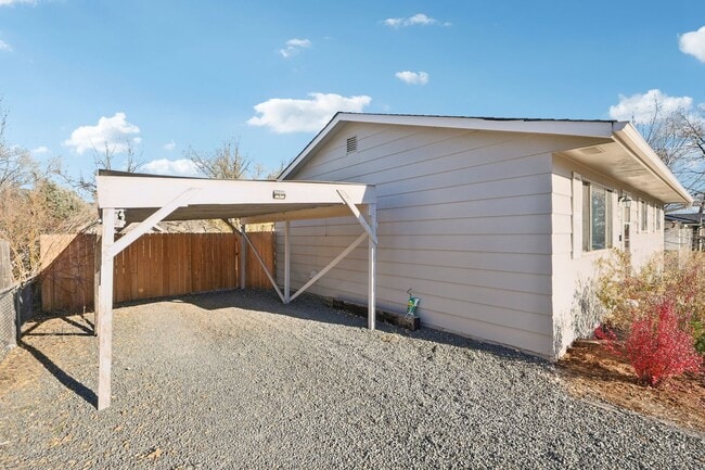 Building Photo - 5 Bed Beauty on West Side! Bigger than it looks!