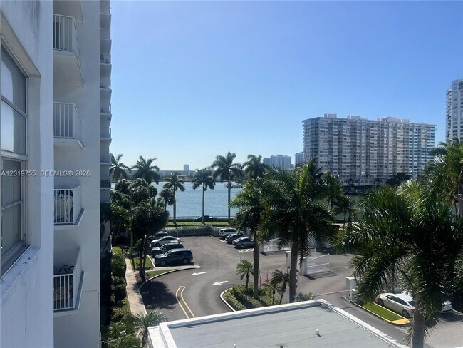 Foto del edificio - 2801 NE 183rd St
