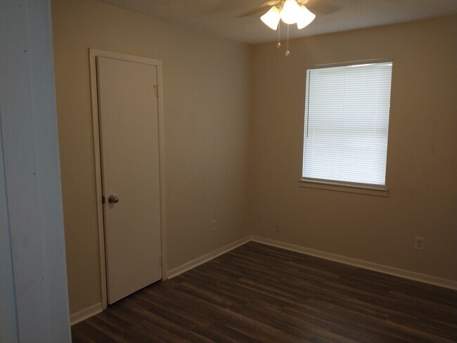 Foto del edificio - 108 First Family Dr