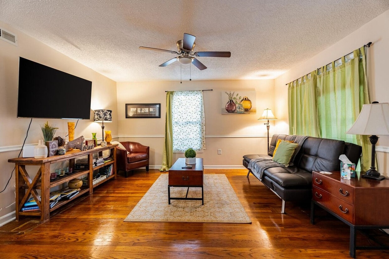 Foto principal - 8551 Chapel Hill Rd