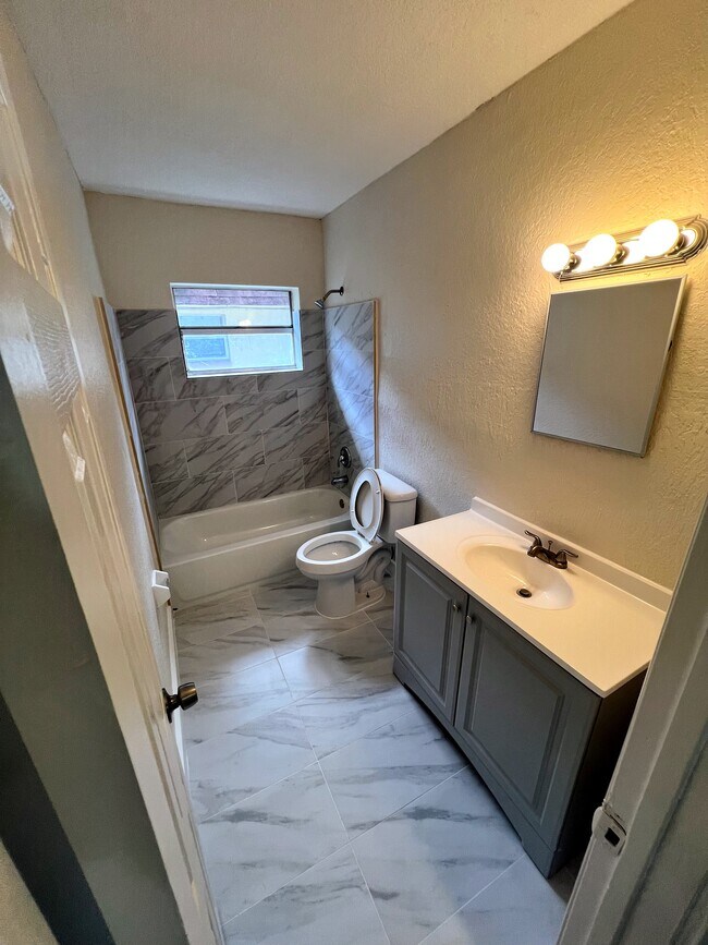 Baño completamente remodelado - 1426 NW 8th Ave
