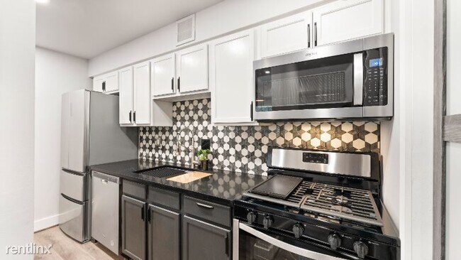 Building Photo - 2 br, 1 bath Condo - 635 Waterloo Road 210...