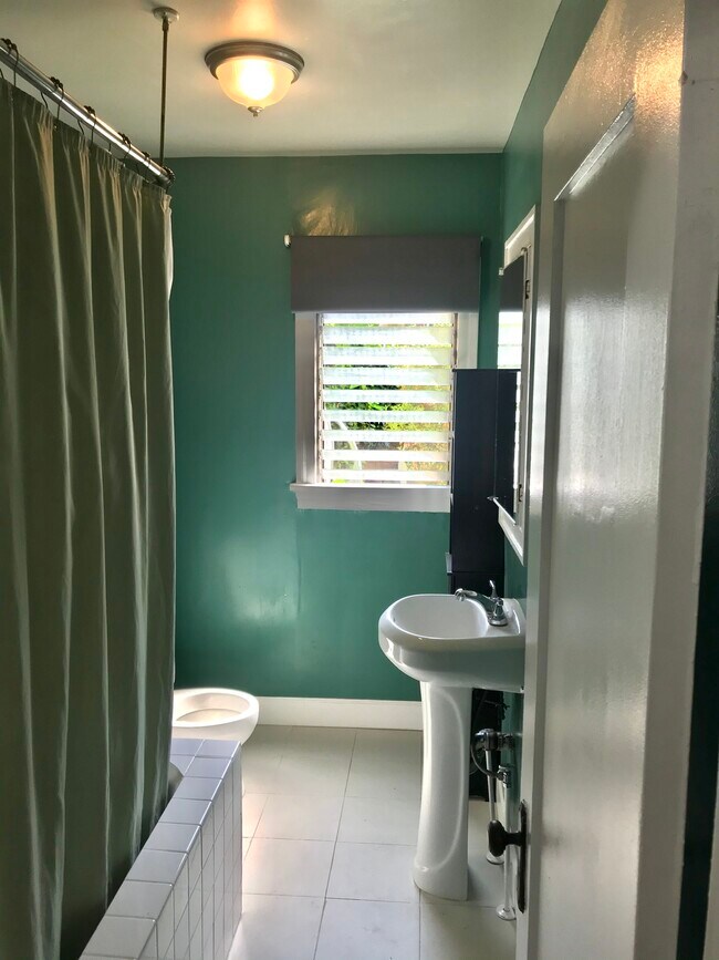 Bathroom - 2819 Griffith Park Blvd