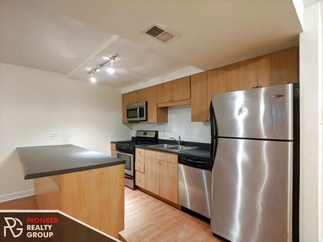 Building Photo - 3 bedroom in CHICAGO IL 60647