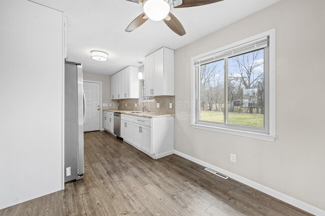 Building Photo - 24955 Lakeland St
