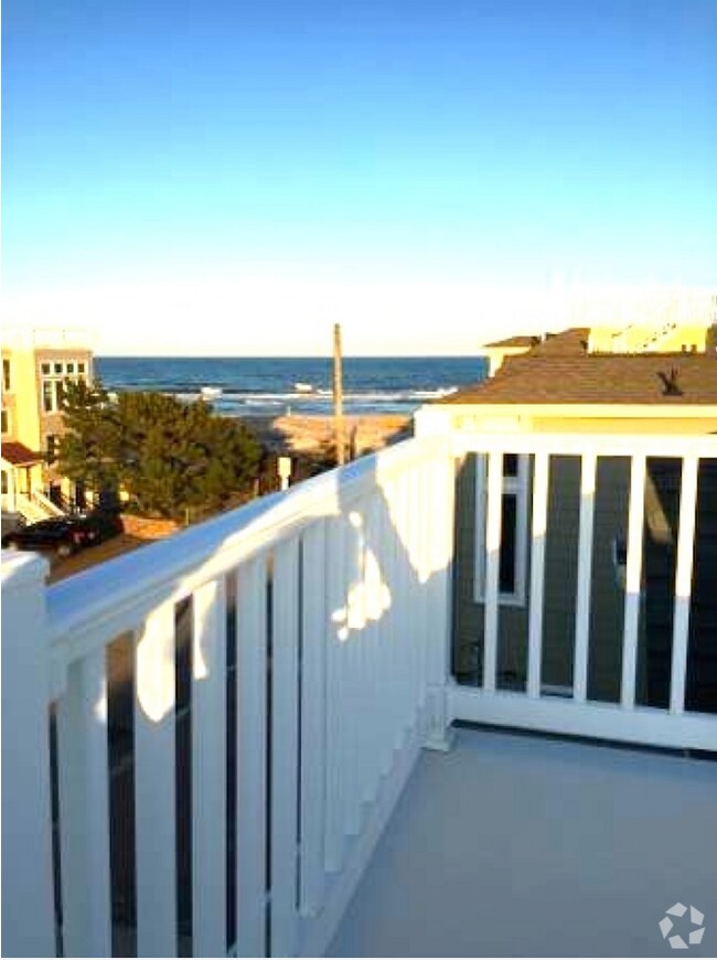 Apartments For Rent in Long Beach Township, NJ with a Living Room 1