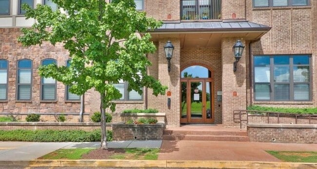 Photo - 445 W Blount Ave Apartment