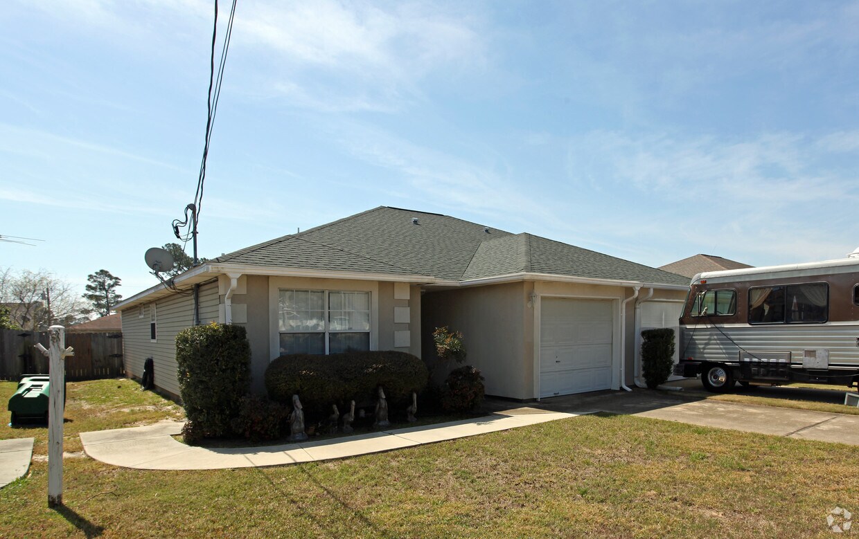 32133215 Fernwood Dr, Gulf Breeze, FL 32563 Apartments in Gulf