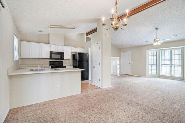 Building Photo - 4 Bedroom 3 Bath Home