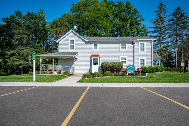 Building Photo - 9356 River Dr