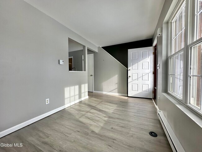 Foto del edificio - 31 Suncrest Dr