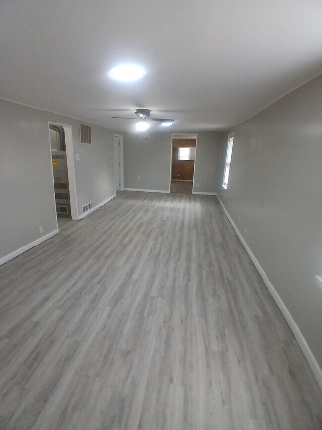 Foto del edificio - Freshly Renovated 3-Bed, 2-Bath Home with Detached Garage