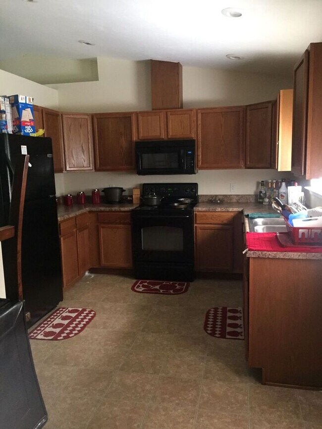 Building Photo - Spacious 3Bedrooms 2 Baths Single Family H...