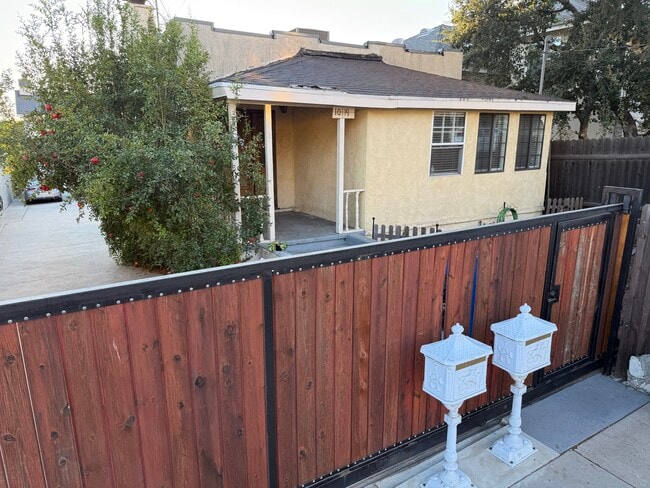 Building Photo - 10119 Fernglen Ave
