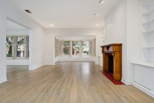 Building Photo - 5057 N Sheridan Rd