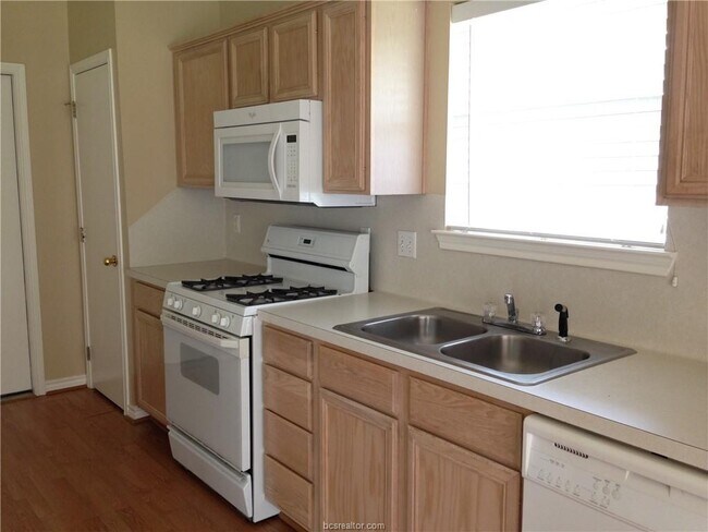 Building Photo - 405 Brentwood Dr E