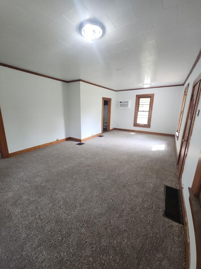 Foto del edificio - 3 to 4 bedrooms with 2 car attached garage...