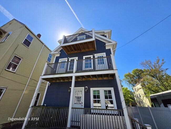 Building Photo - Freshly Updated 3 Bd 2.5 Bath with Parking...