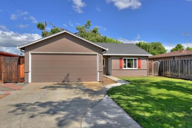 Building Photo - Excellent 4 Bed Home!