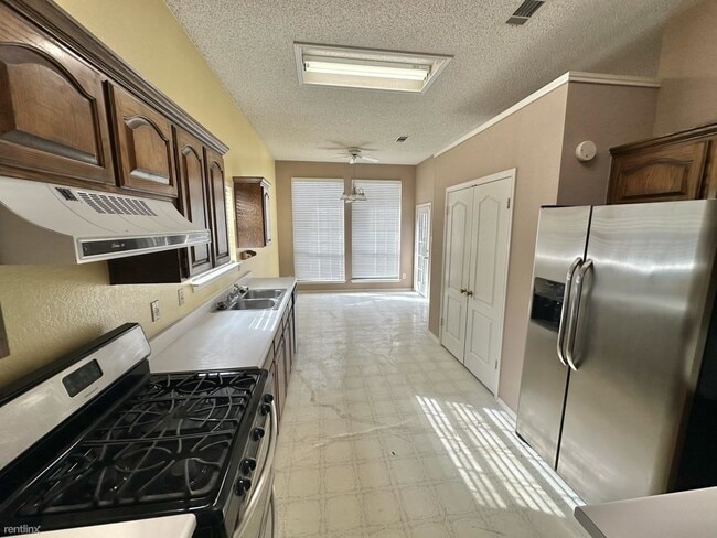 Building Photo - 4 br, 2 bath House - 302 Sioux Cir