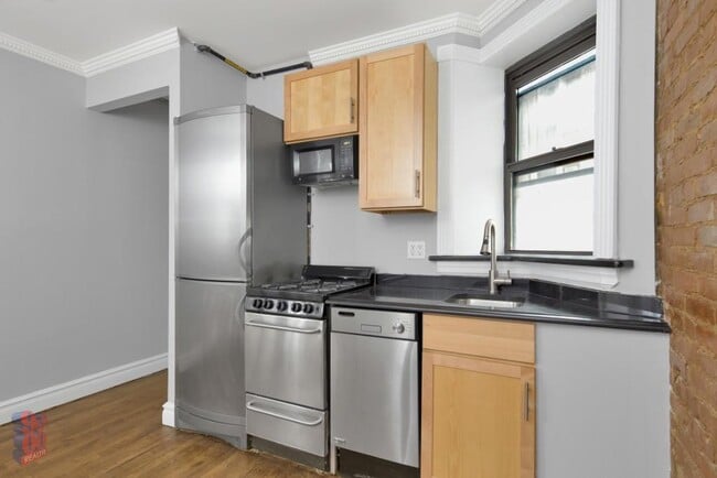 Building Photo - 221 E 23rd St