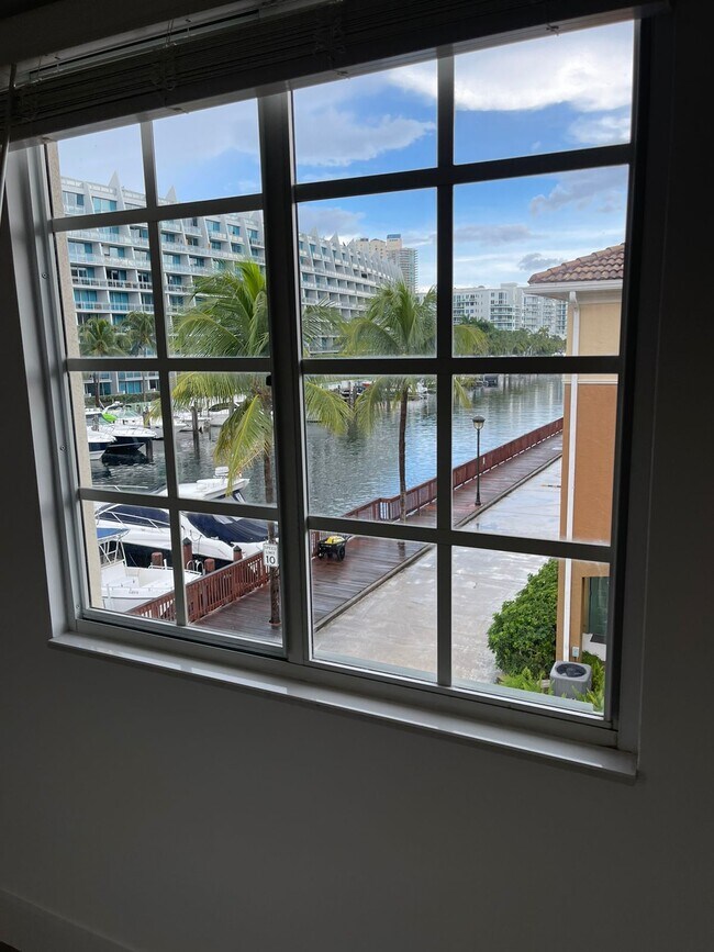 Foto del edificio - 2945 NE 185th St