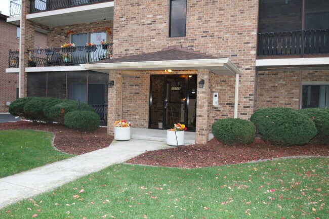 Foto del edificio - 16749 Paxton Ave