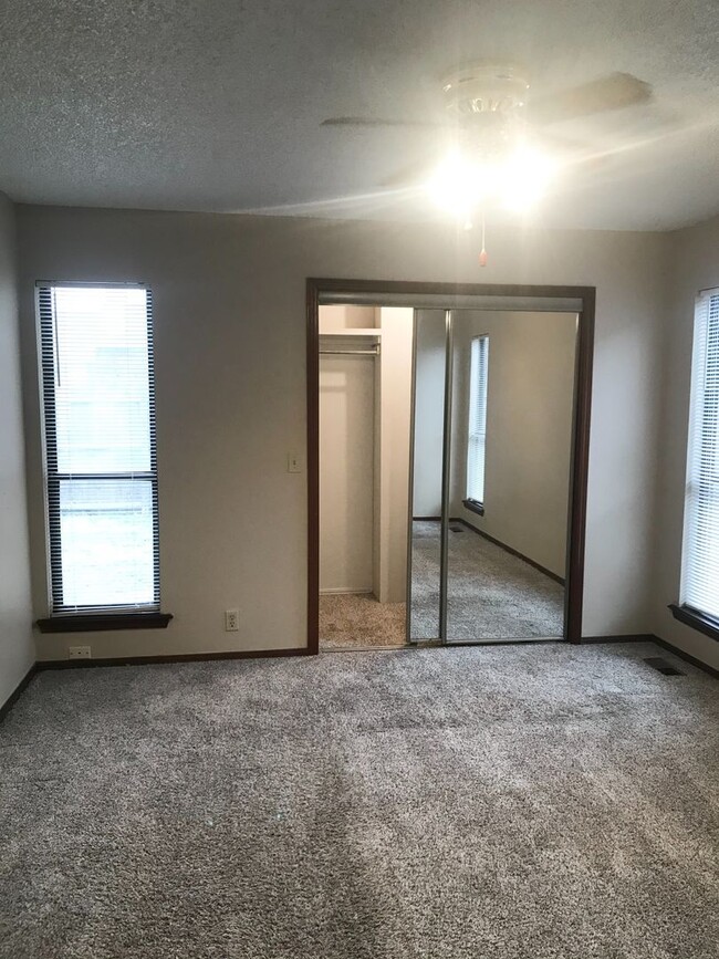 Building Photo - Cozy Rental in NW OKC!