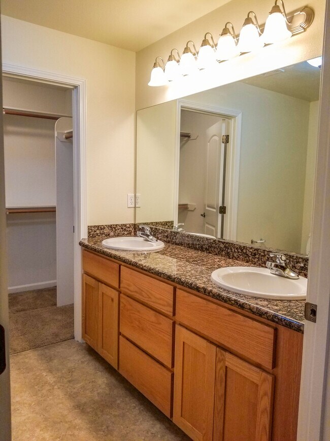 Foto del edificio - Great two bedroom, two bath unit in East M...