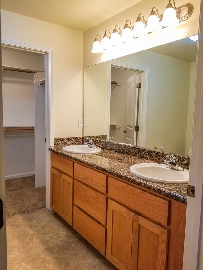 Building Photo - Great two bedroom, two bath unit in East Medford