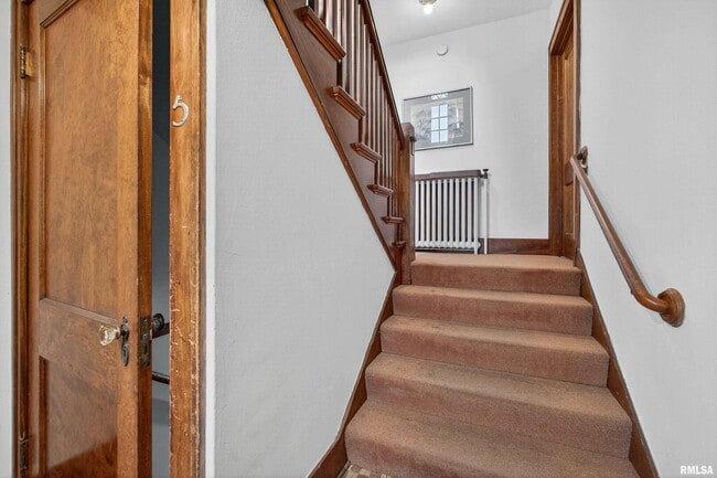 Building Photo - 318 W Columbia Ave