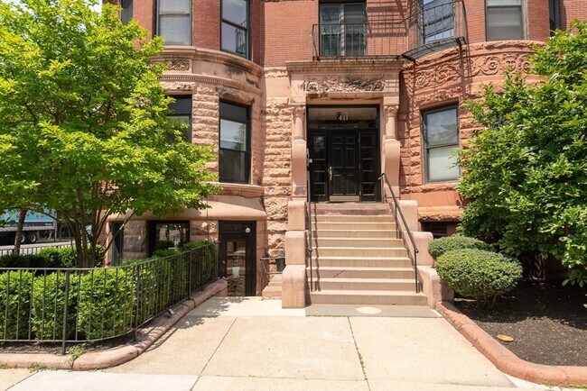 Building Photo - 411 Marlborough St