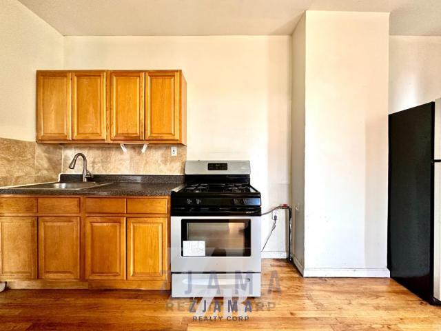 Foto del edificio - 3 bedroom in Brooklyn NY 11213