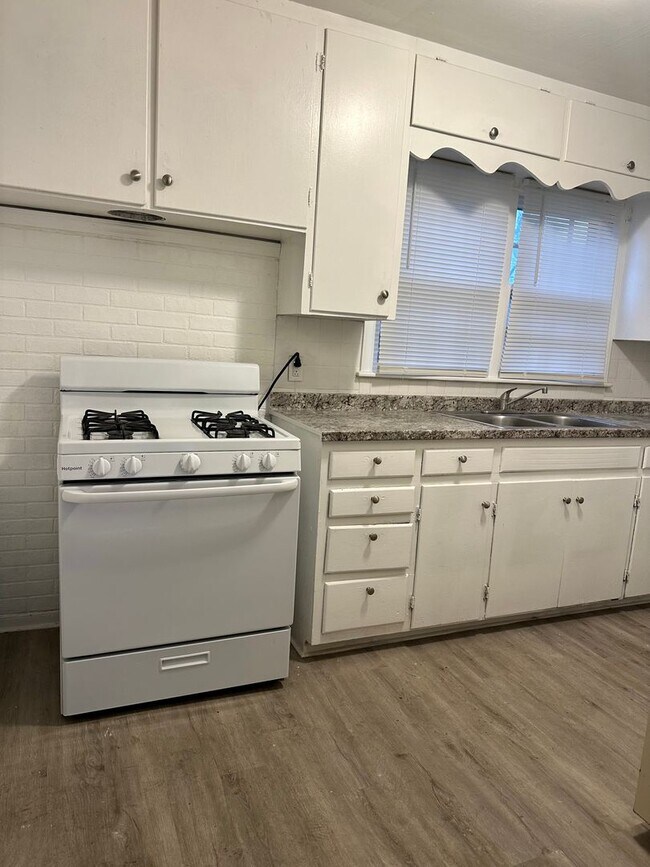 Foto del edificio - 1456 E 76th Terrace