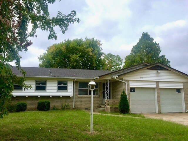 Foto principal - 3 Bedroom 2 Full Bath Home with Fireplace,...