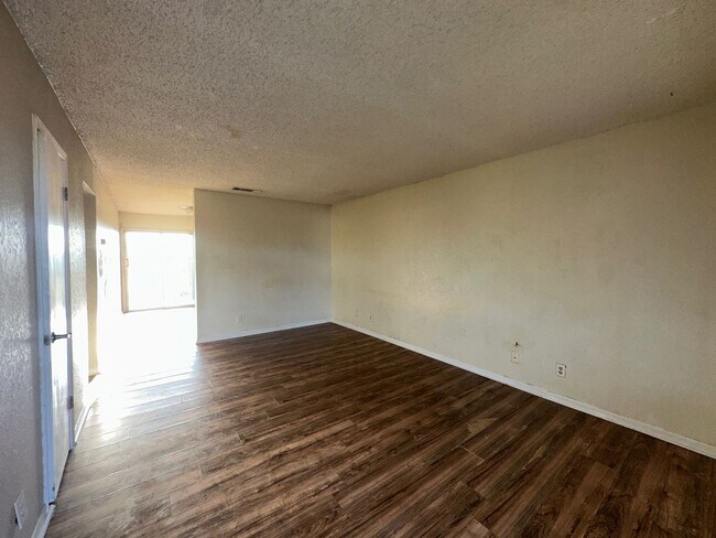 Building Photo - 1002 Eastside Dr