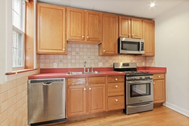 Dish Washer - 522 S 15th St