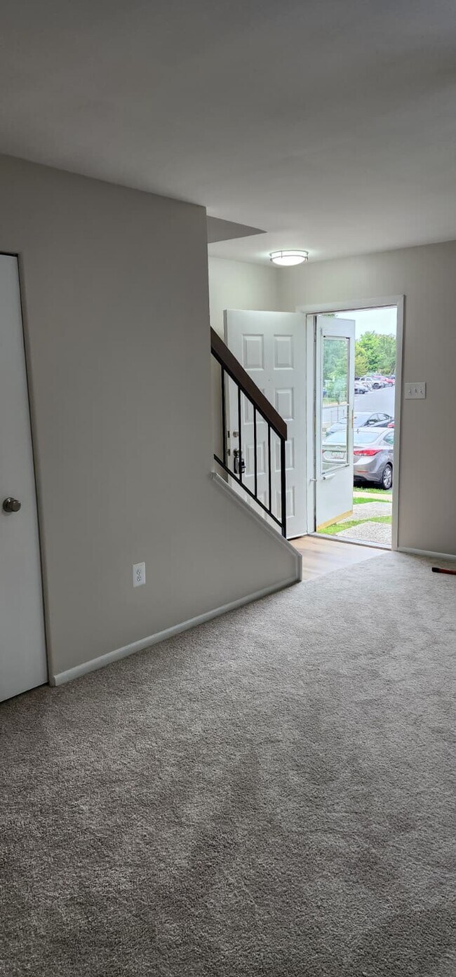 Foto del edificio - 5842 Holly Hock Pl