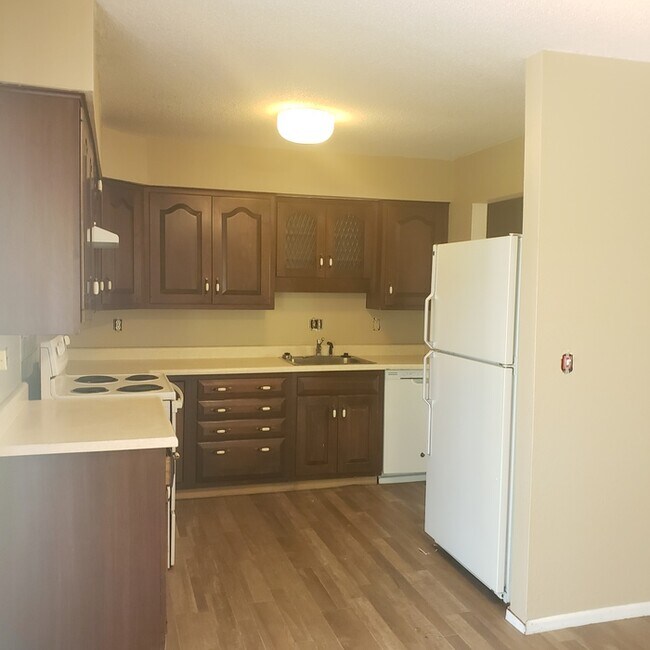 Building Photo - Spacious 5 bedroom split-level on NE side.