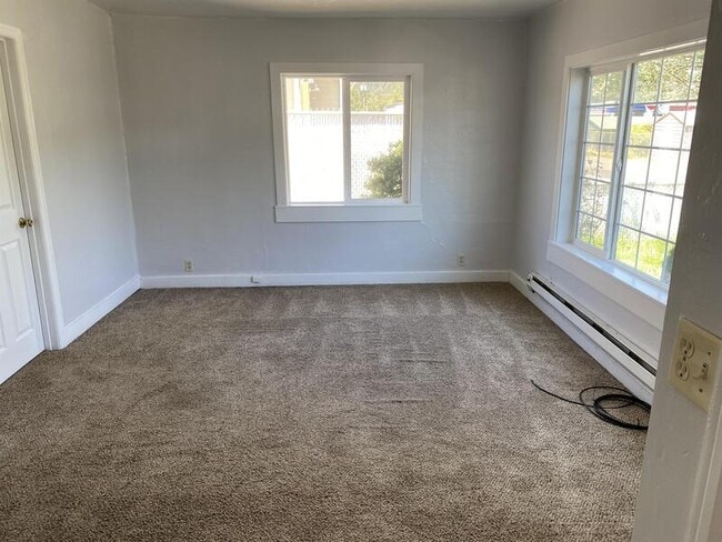 Building Photo - 435 NE Russell Ave