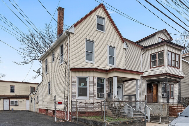 Building Photo - 275 Clinton Pl