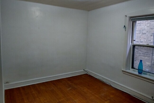 Foto del edificio - 5012 W Wellington Ave