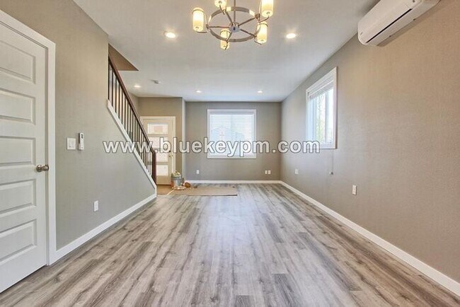 Foto del edificio - $395 Off First Month! End Unit Townhome wi...